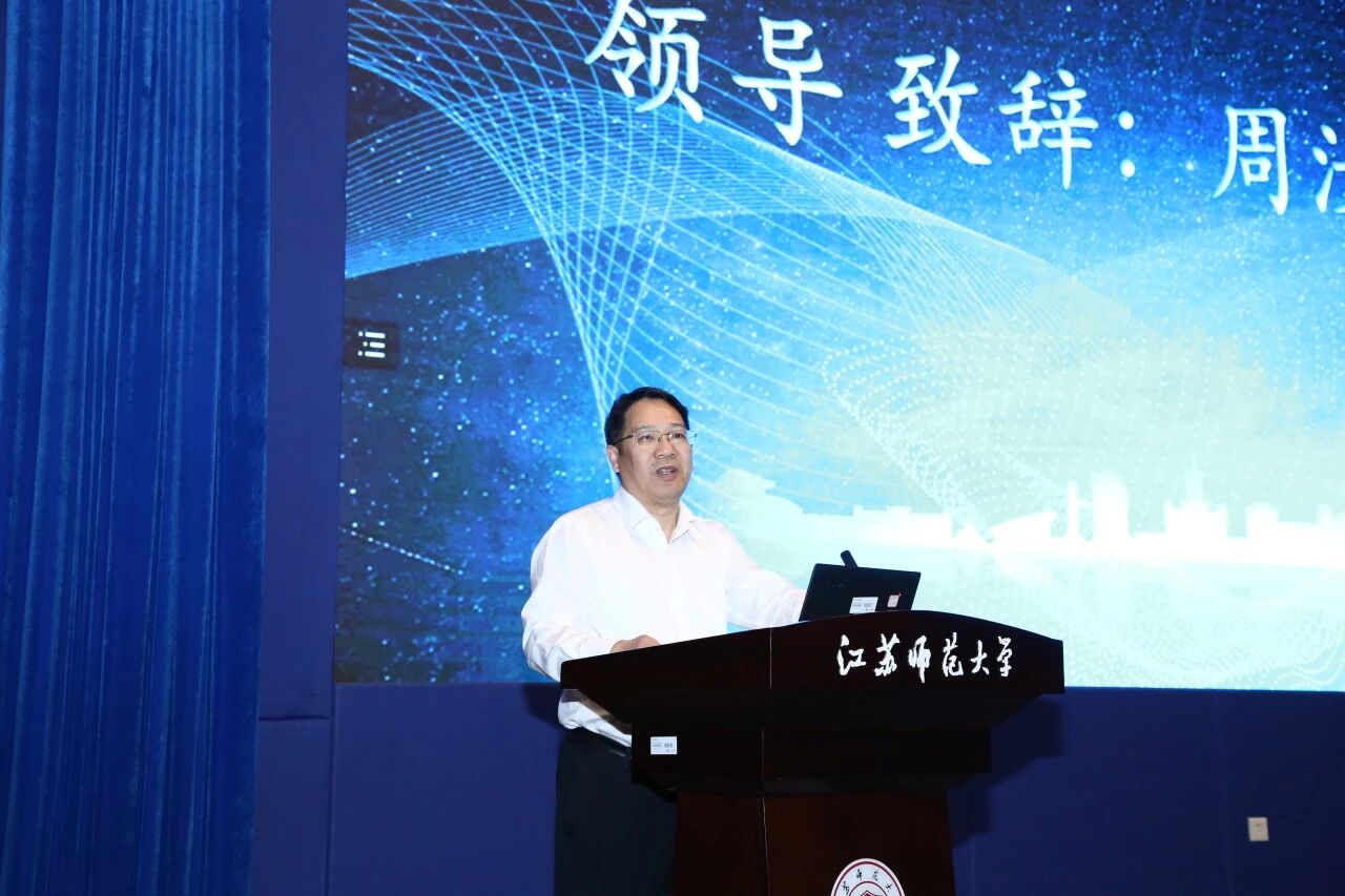 President Zhou Ruguang delivering speech